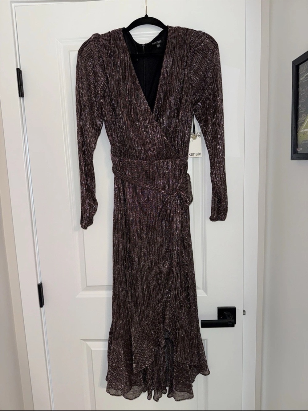 Kensie Metallic Faux Wrap Crinkle Knit Midi Dress (KDOP1653)